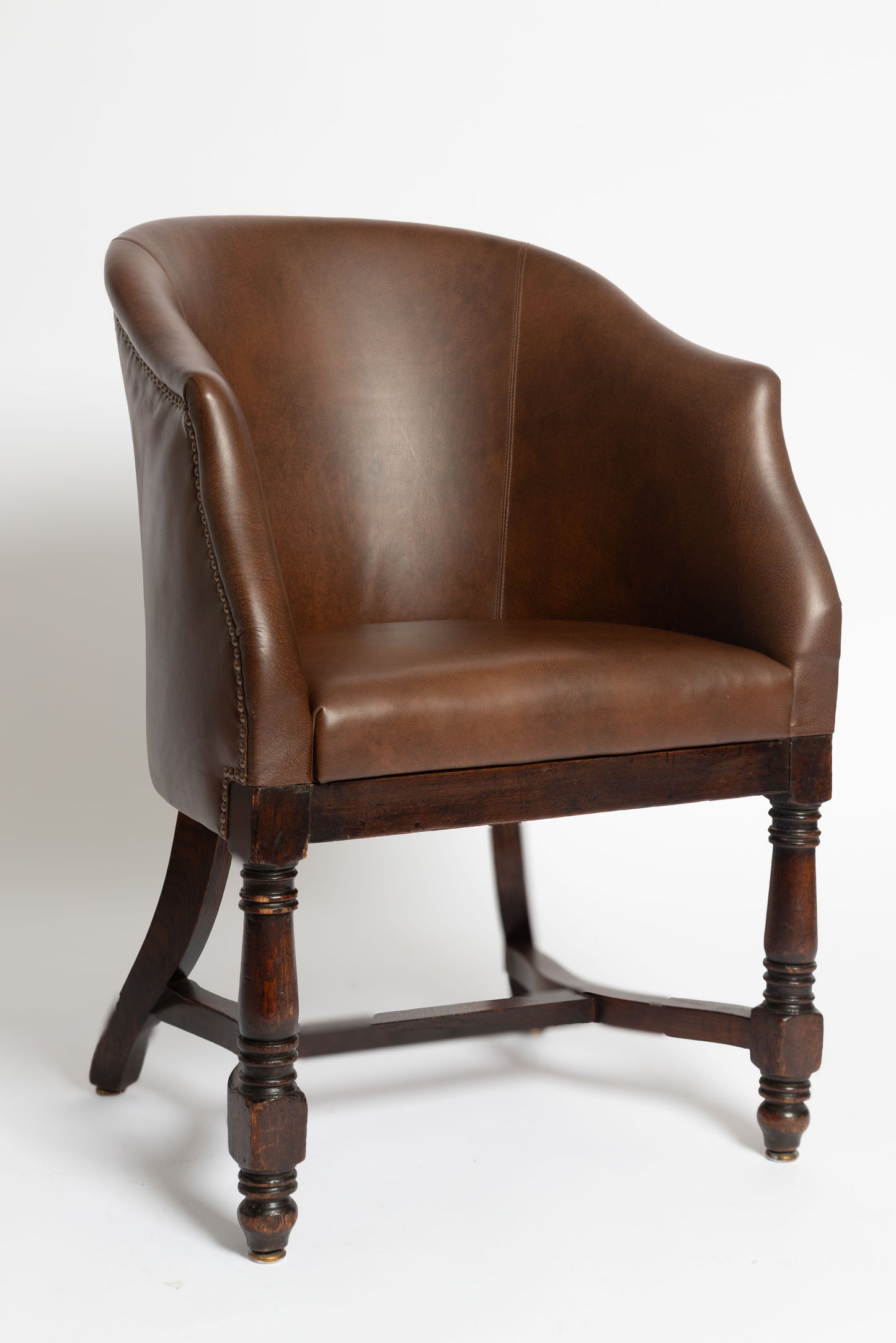 Antike englische Sessel mit runder Rückenlehne aus Leder & Nussholz, 1880er, 2er Set