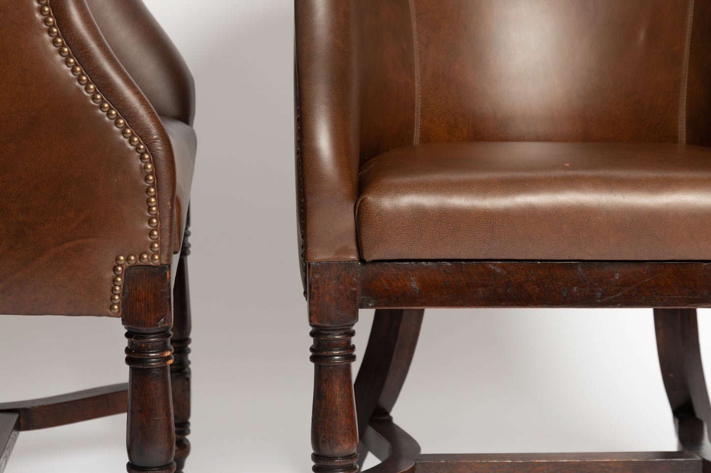 Antike englische Sessel mit runder Rückenlehne aus Leder & Nussholz, 1880er, 2er Set