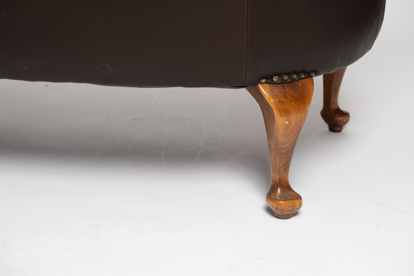 Rundes französisches Sofa aus schwarzem Wasserbüffelleder, 1890