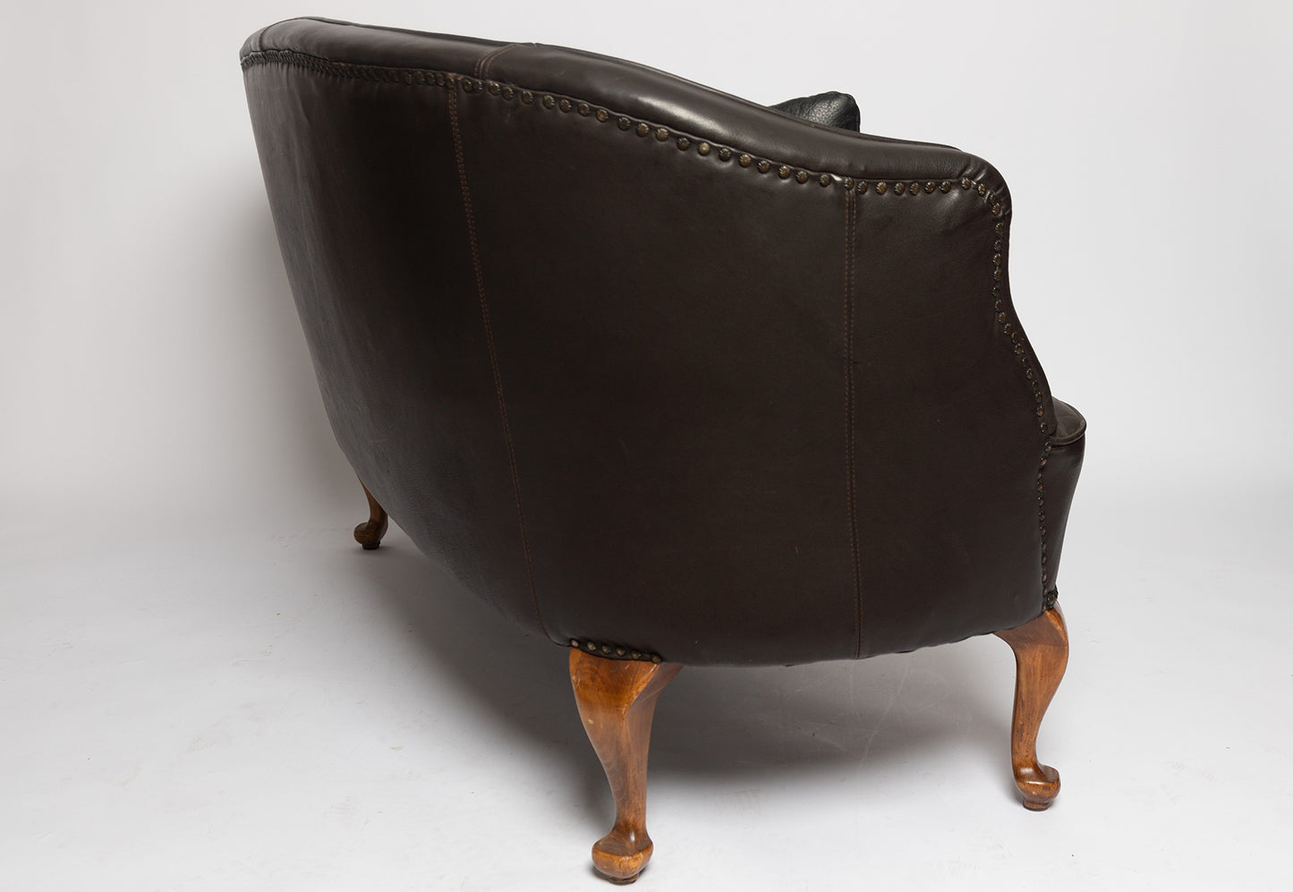 Rundes französisches Sofa aus schwarzem Wasserbüffelleder, 1890