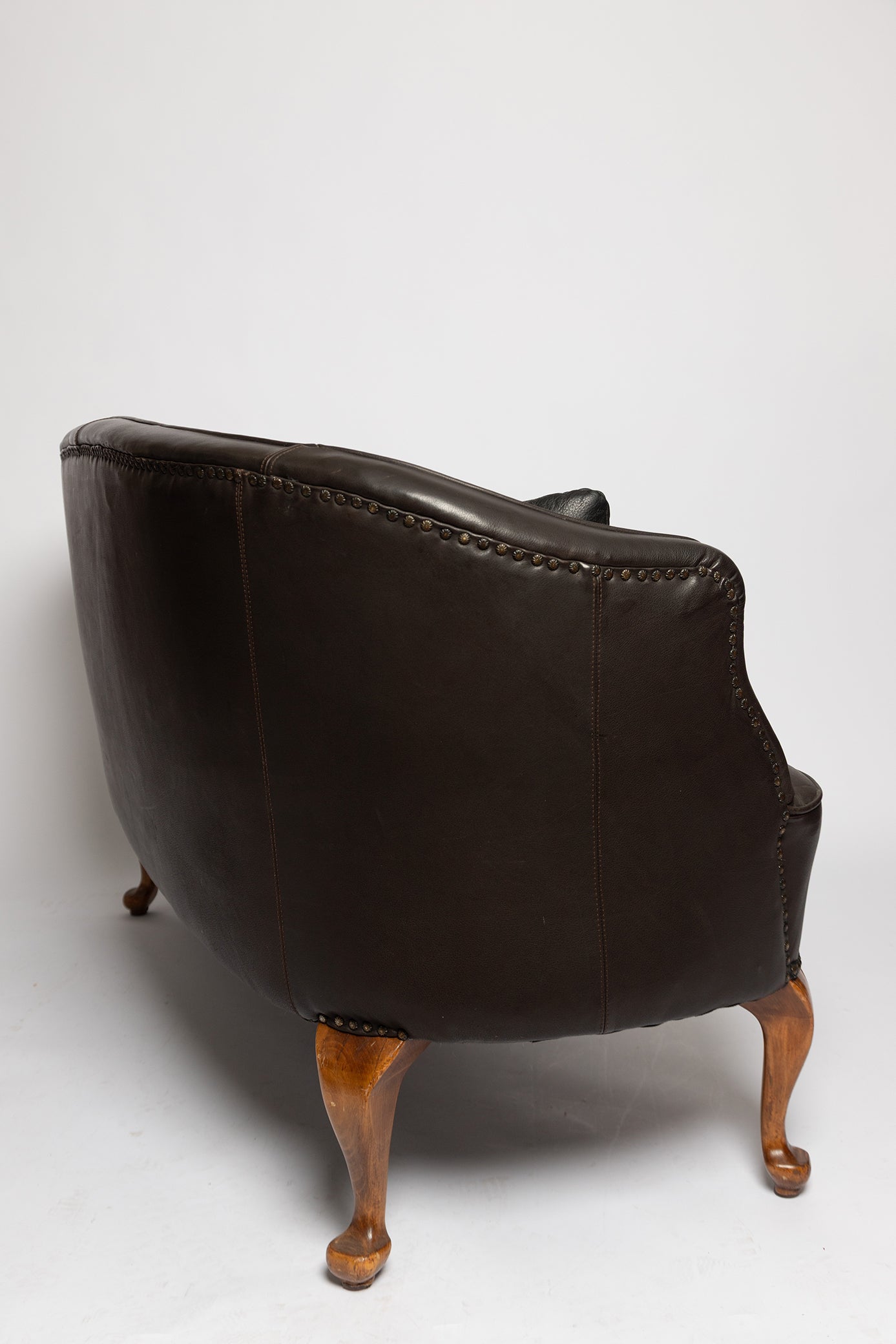 Rundes französisches Sofa aus schwarzem Wasserbüffelleder, 1890