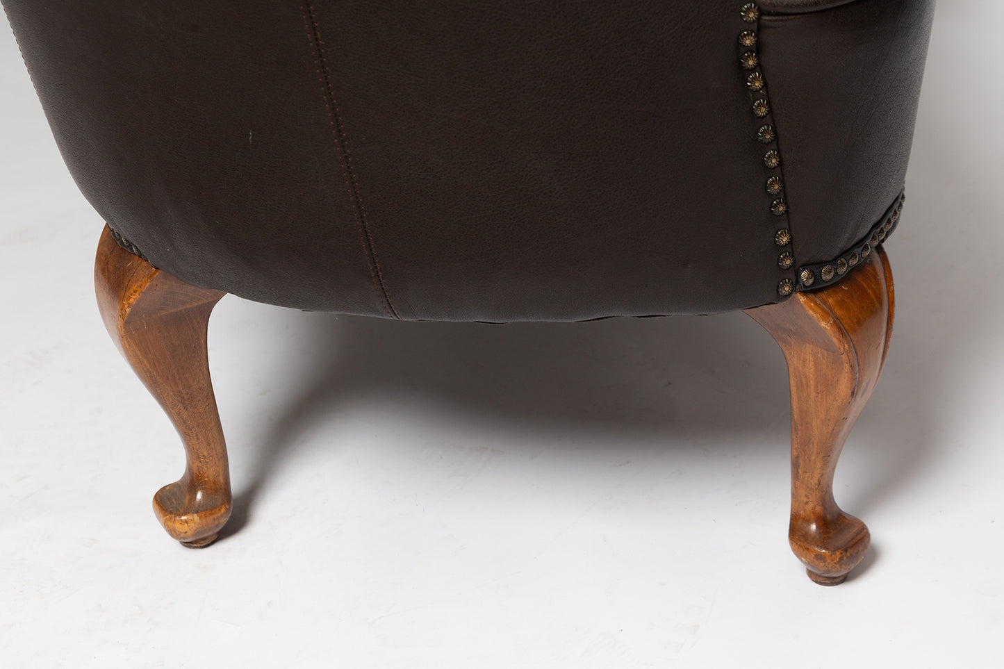 Rundes französisches Sofa aus schwarzem Wasserbüffelleder, 1890