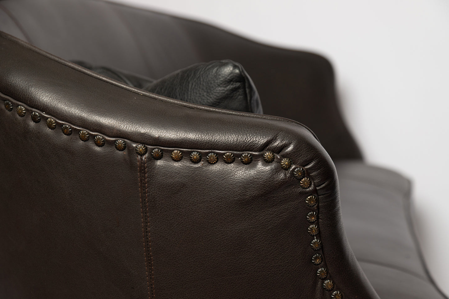 Rundes französisches Sofa aus schwarzem Wasserbüffelleder, 1890