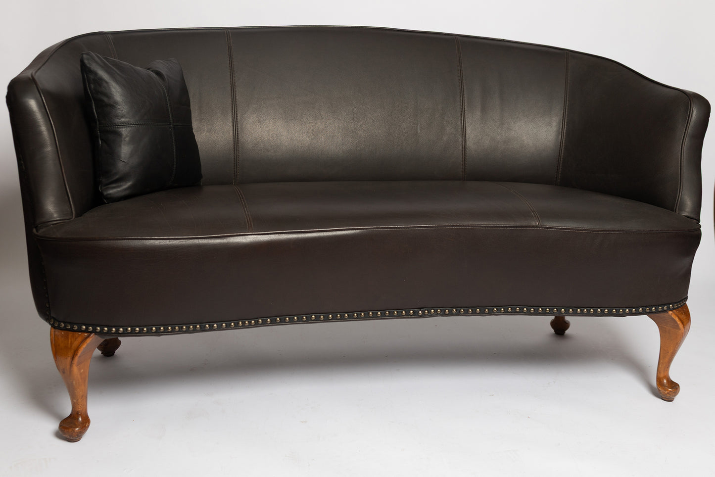 Rundes französisches Sofa aus schwarzem Wasserbüffelleder, 1890