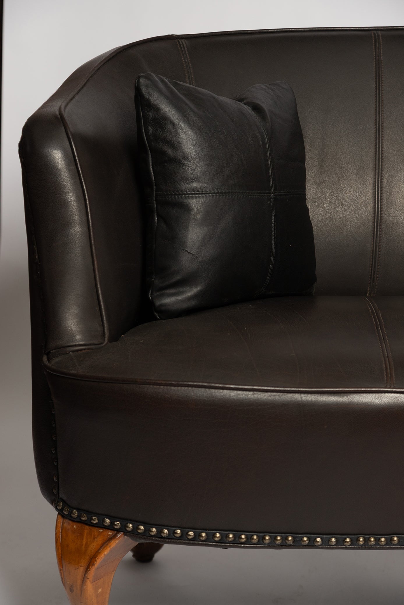 Rundes französisches Sofa aus schwarzem Wasserbüffelleder, 1890