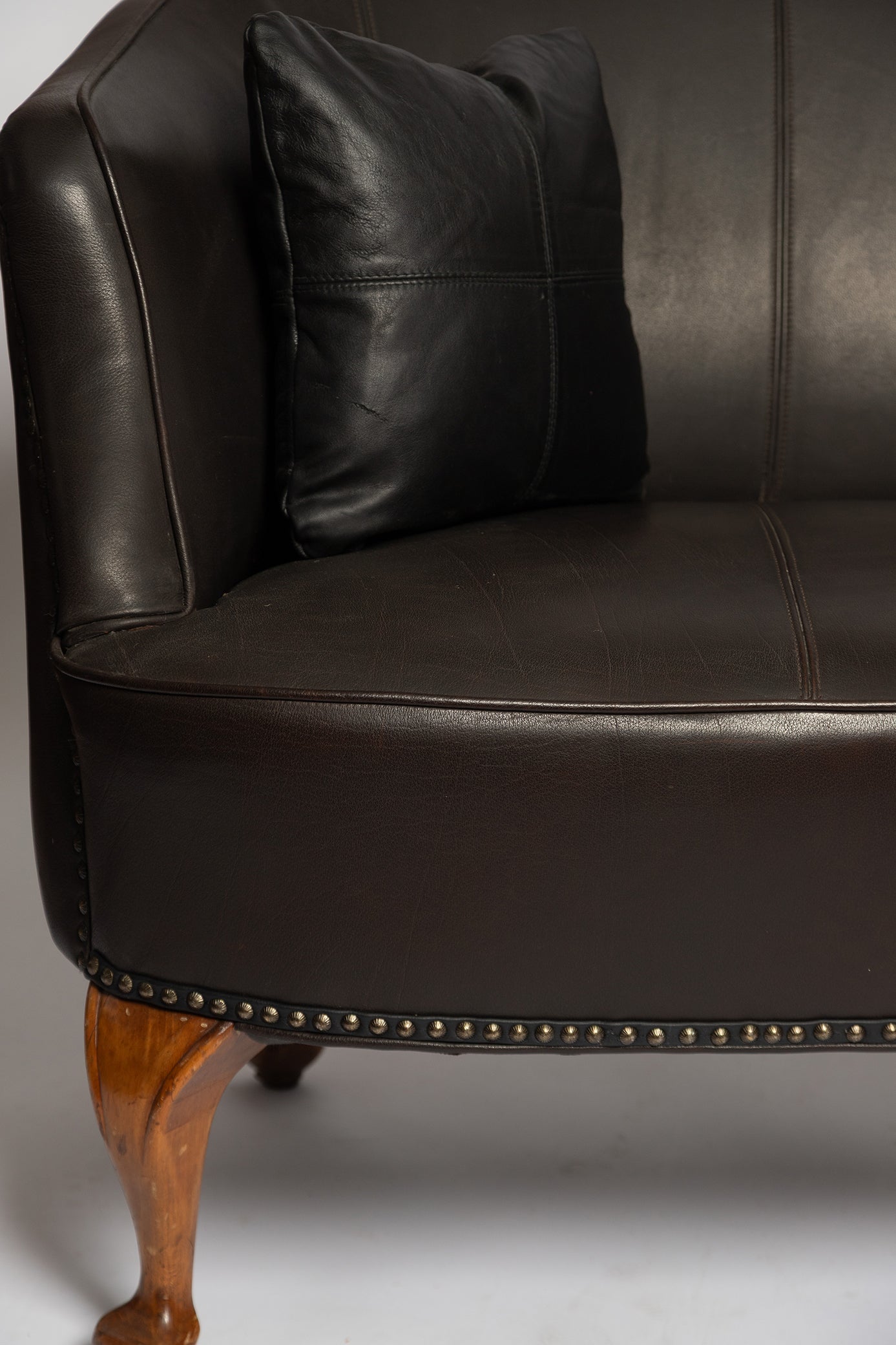 Rundes französisches Sofa aus schwarzem Wasserbüffelleder, 1890