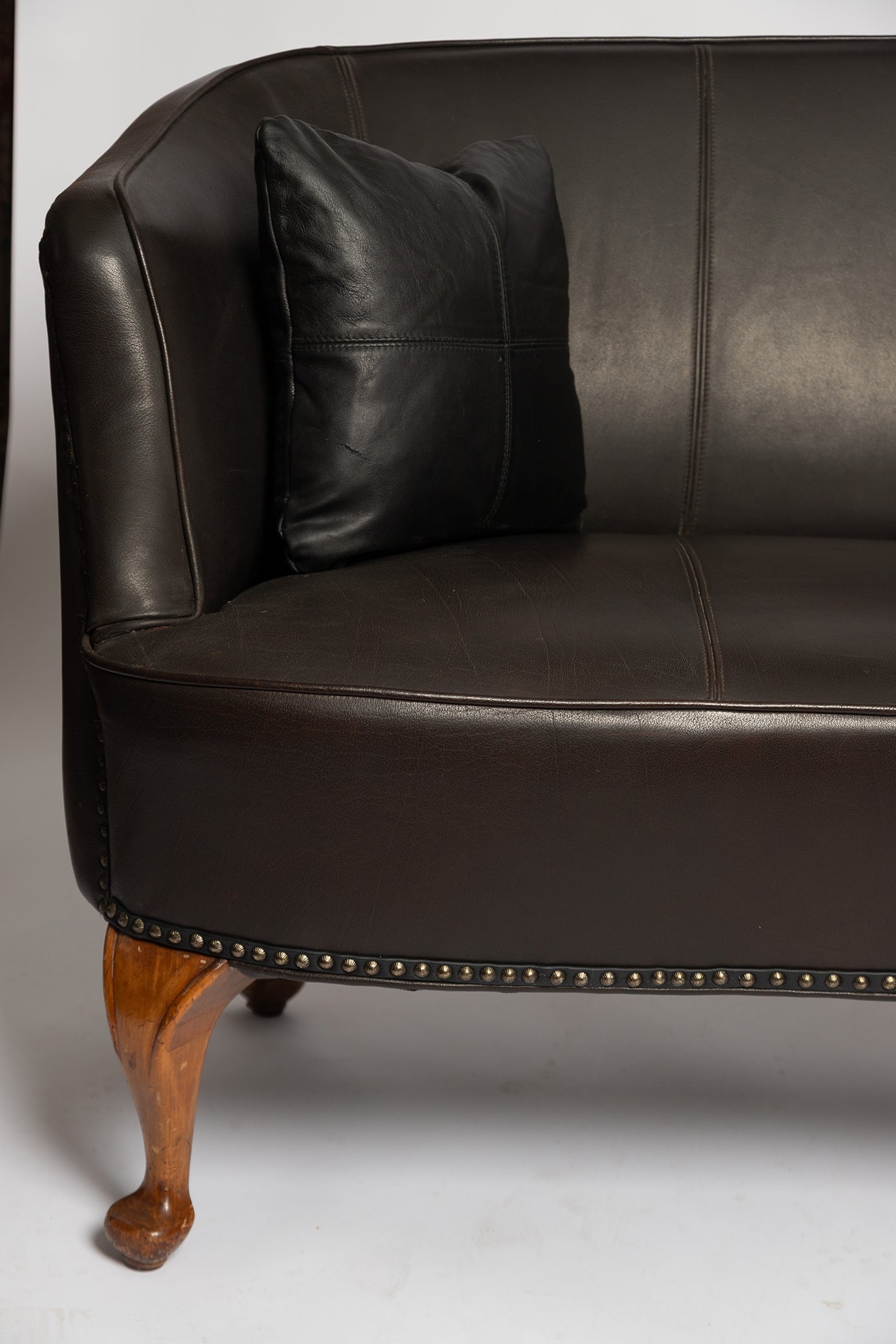 Rundes französisches Sofa aus schwarzem Wasserbüffelleder, 1890
