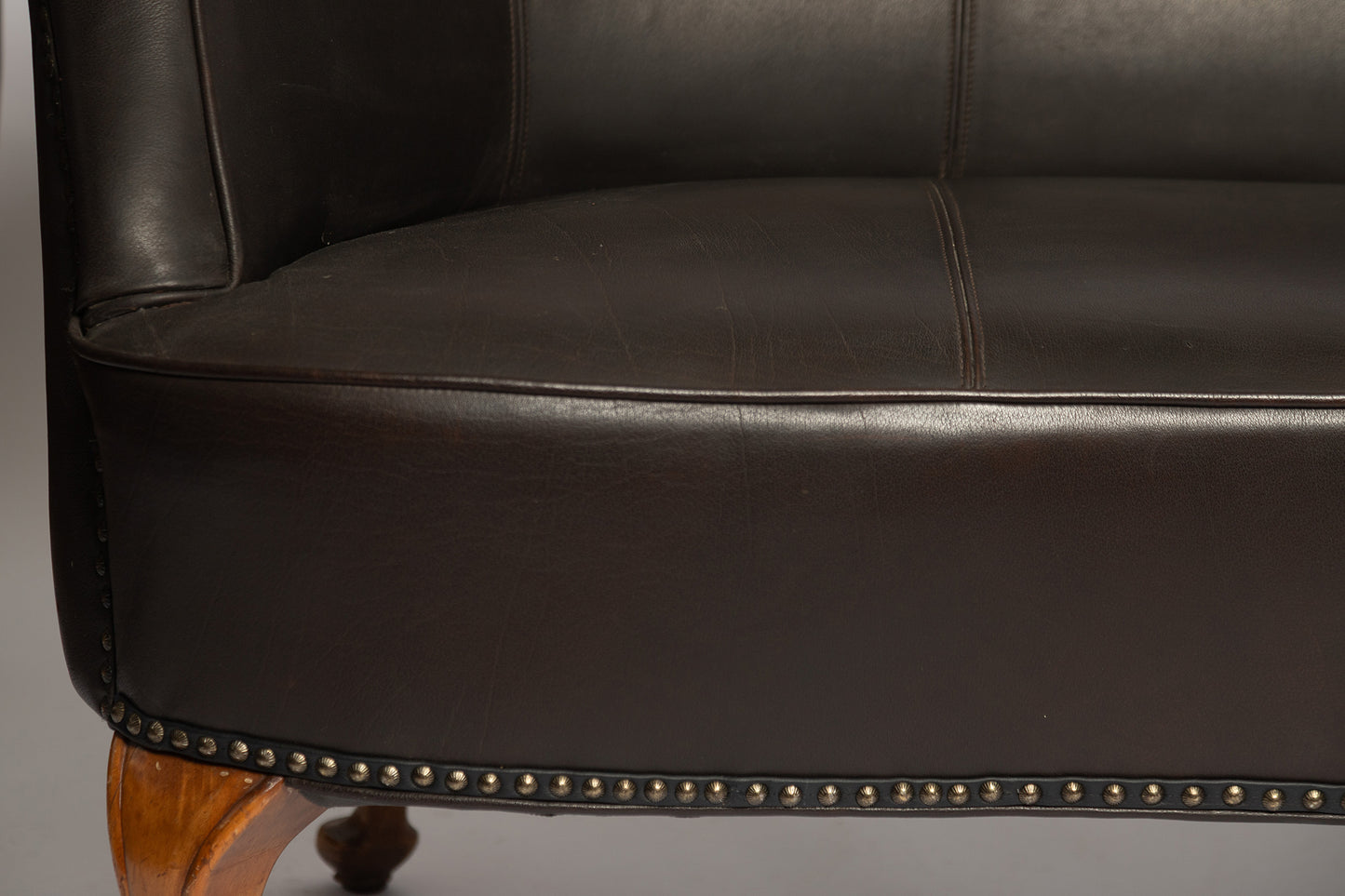 Rundes französisches Sofa aus schwarzem Wasserbüffelleder, 1890