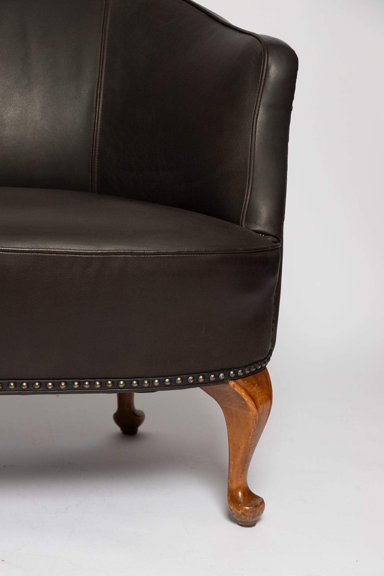 Rundes französisches Sofa aus schwarzem Wasserbüffelleder, 1890