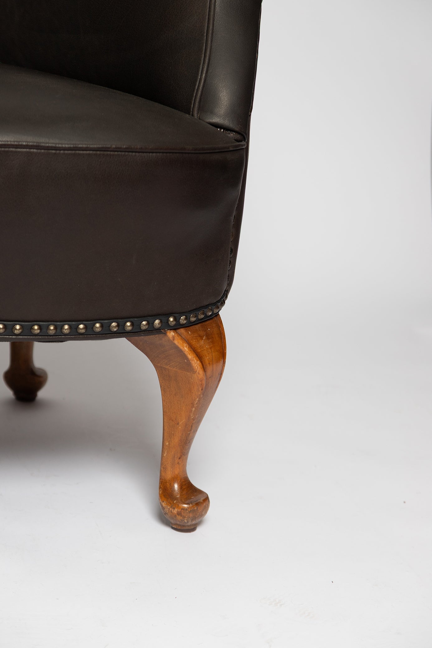 Rundes französisches Sofa aus schwarzem Wasserbüffelleder, 1890