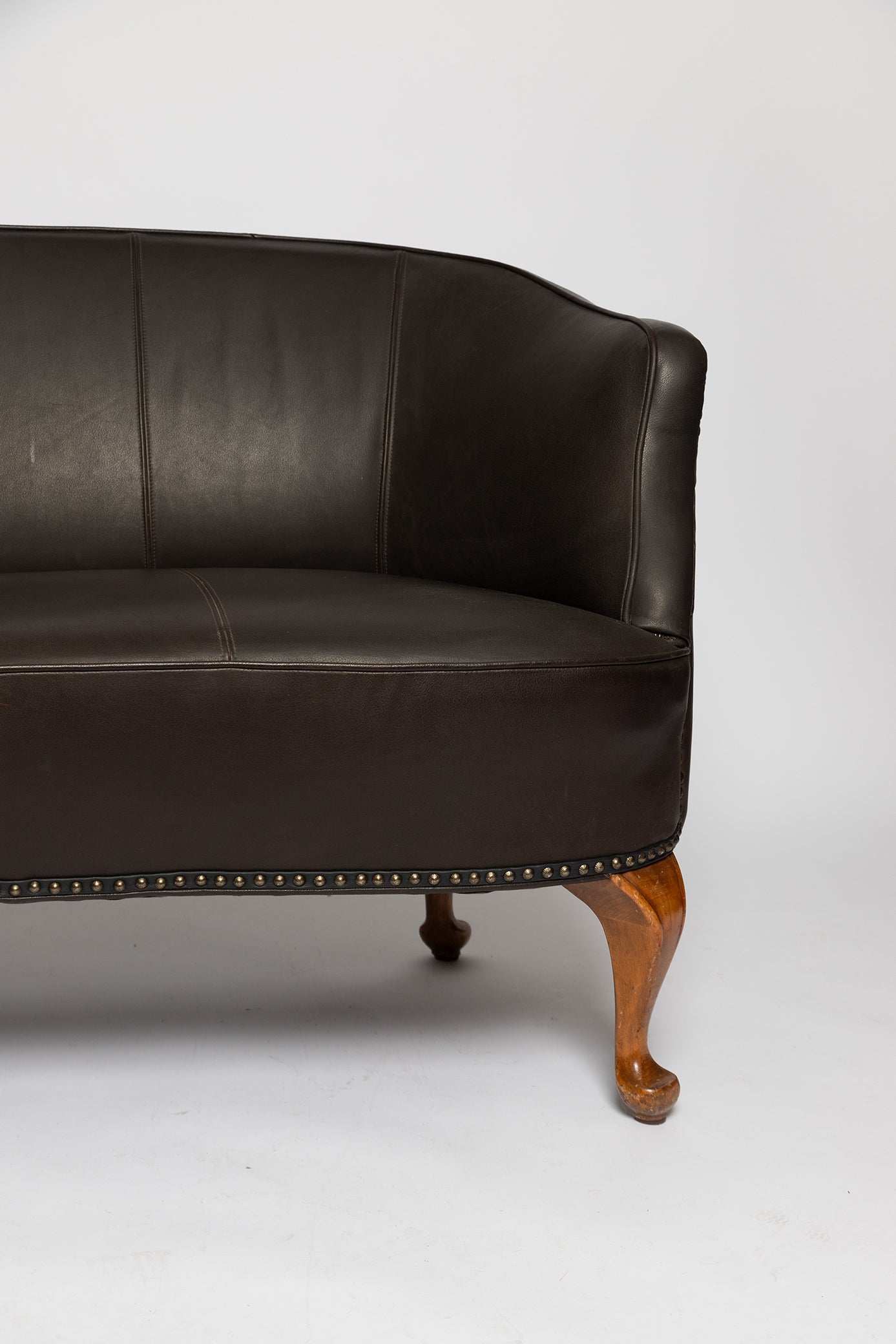 Rundes französisches Sofa aus schwarzem Wasserbüffelleder, 1890