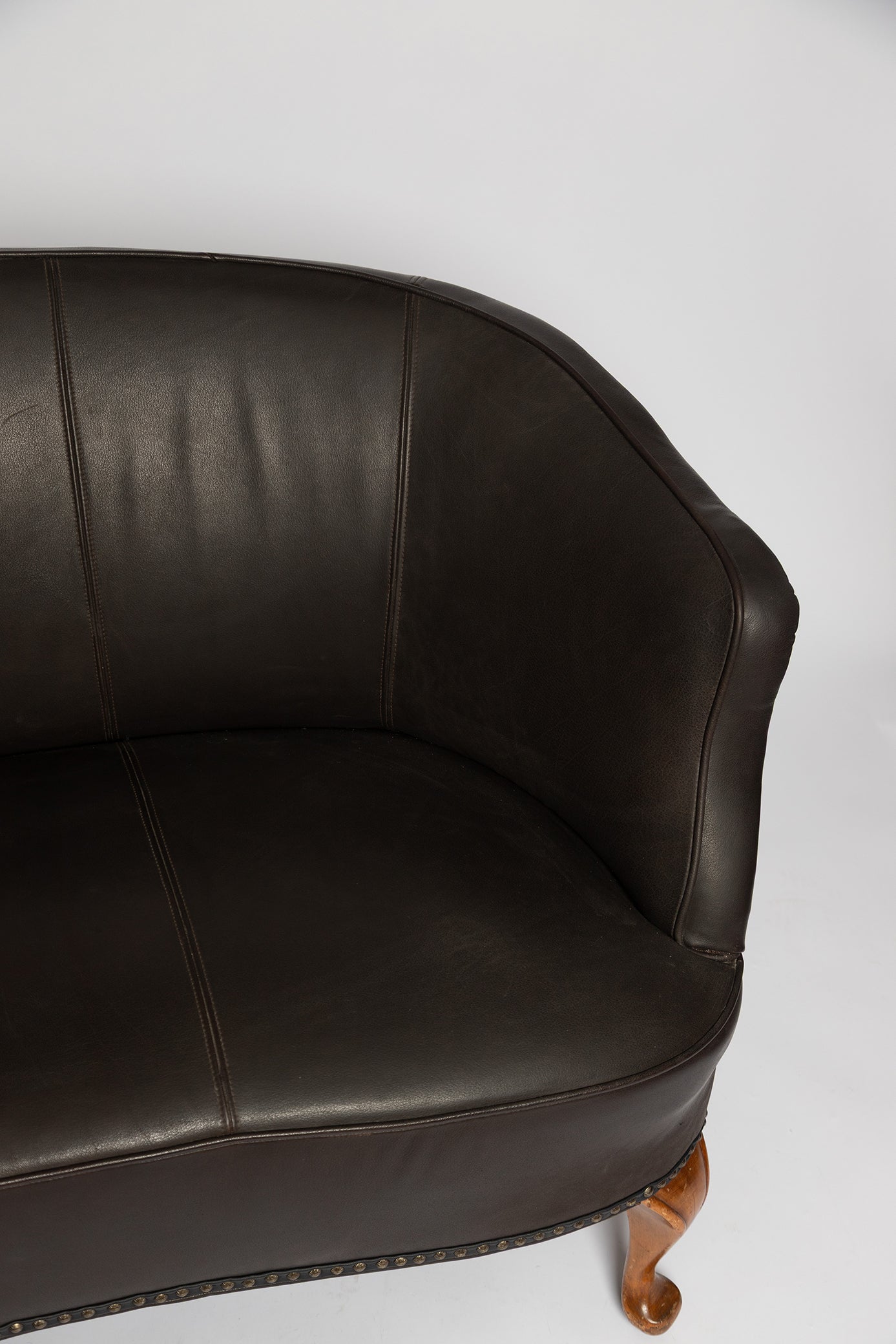 Rundes französisches Sofa aus schwarzem Wasserbüffelleder, 1890