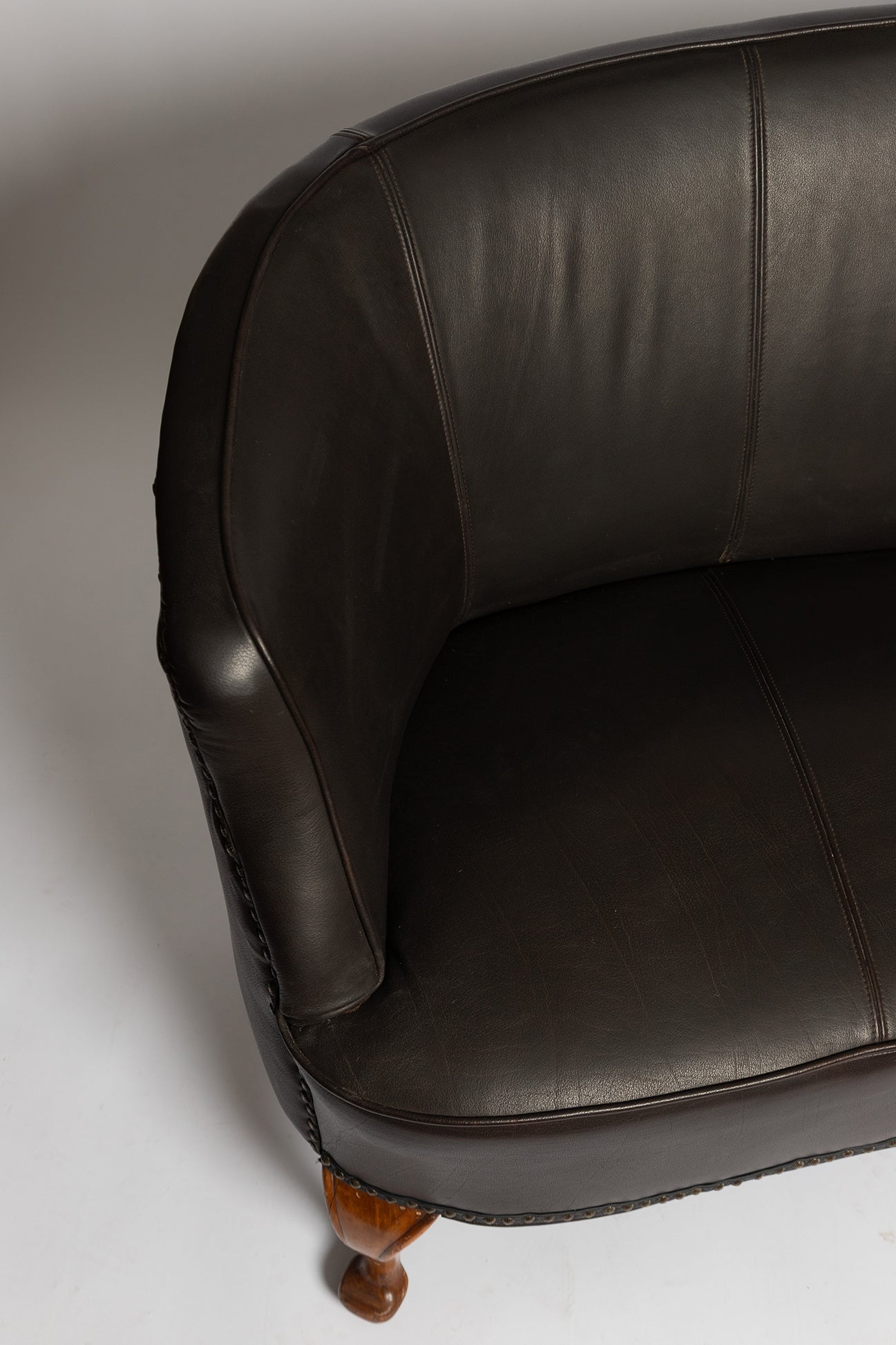 Rundes französisches Sofa aus schwarzem Wasserbüffelleder, 1890