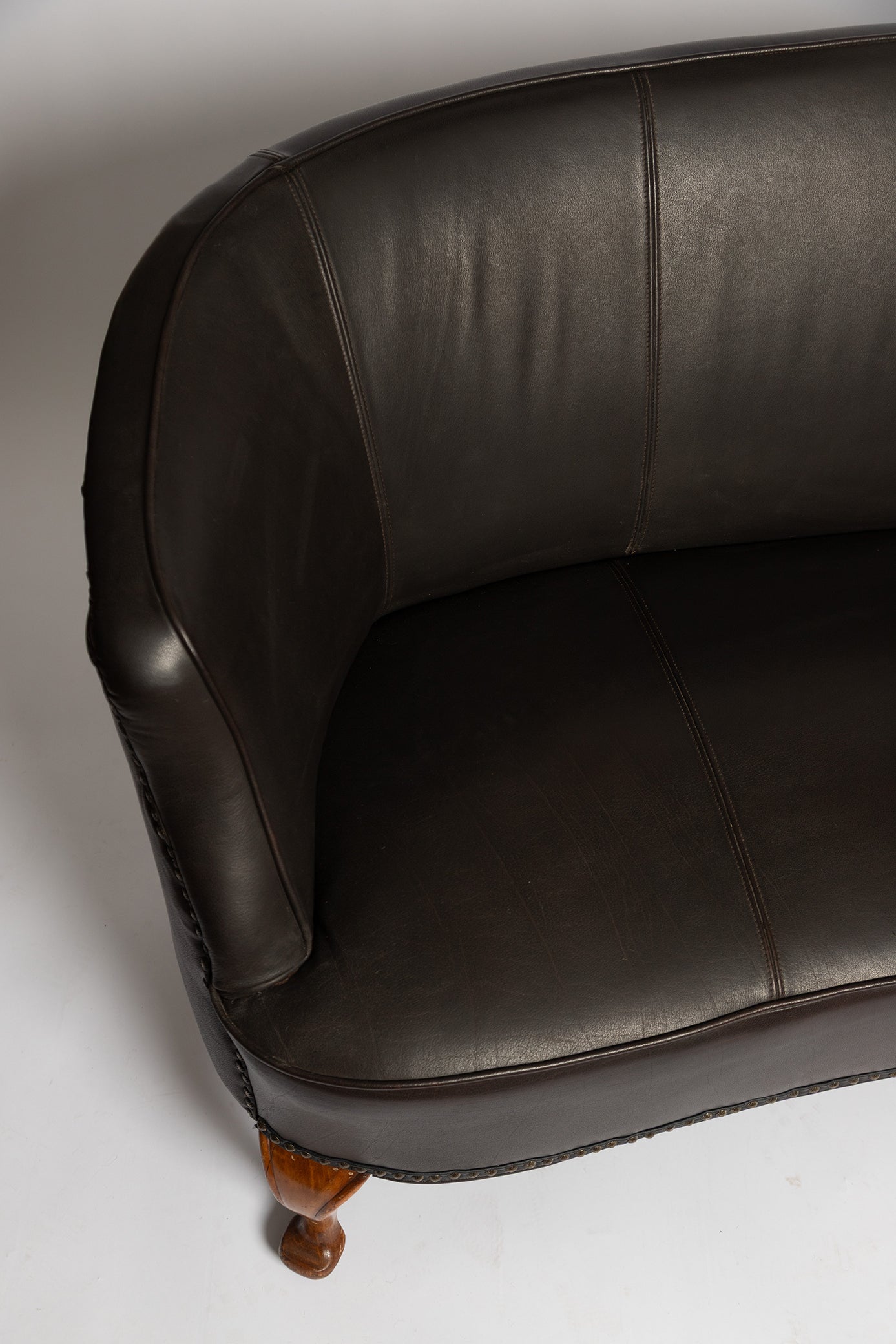 Rundes französisches Sofa aus schwarzem Wasserbüffelleder, 1890