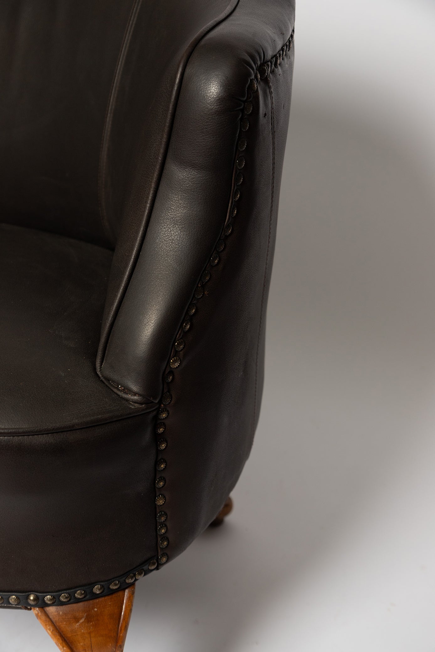 Rundes französisches Sofa aus schwarzem Wasserbüffelleder, 1890