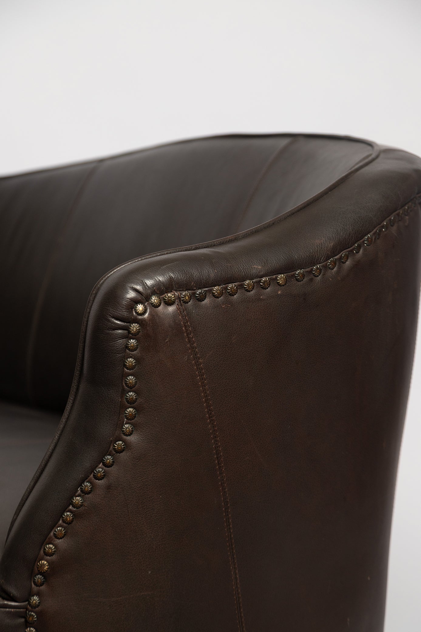 Rundes französisches Sofa aus schwarzem Wasserbüffelleder, 1890
