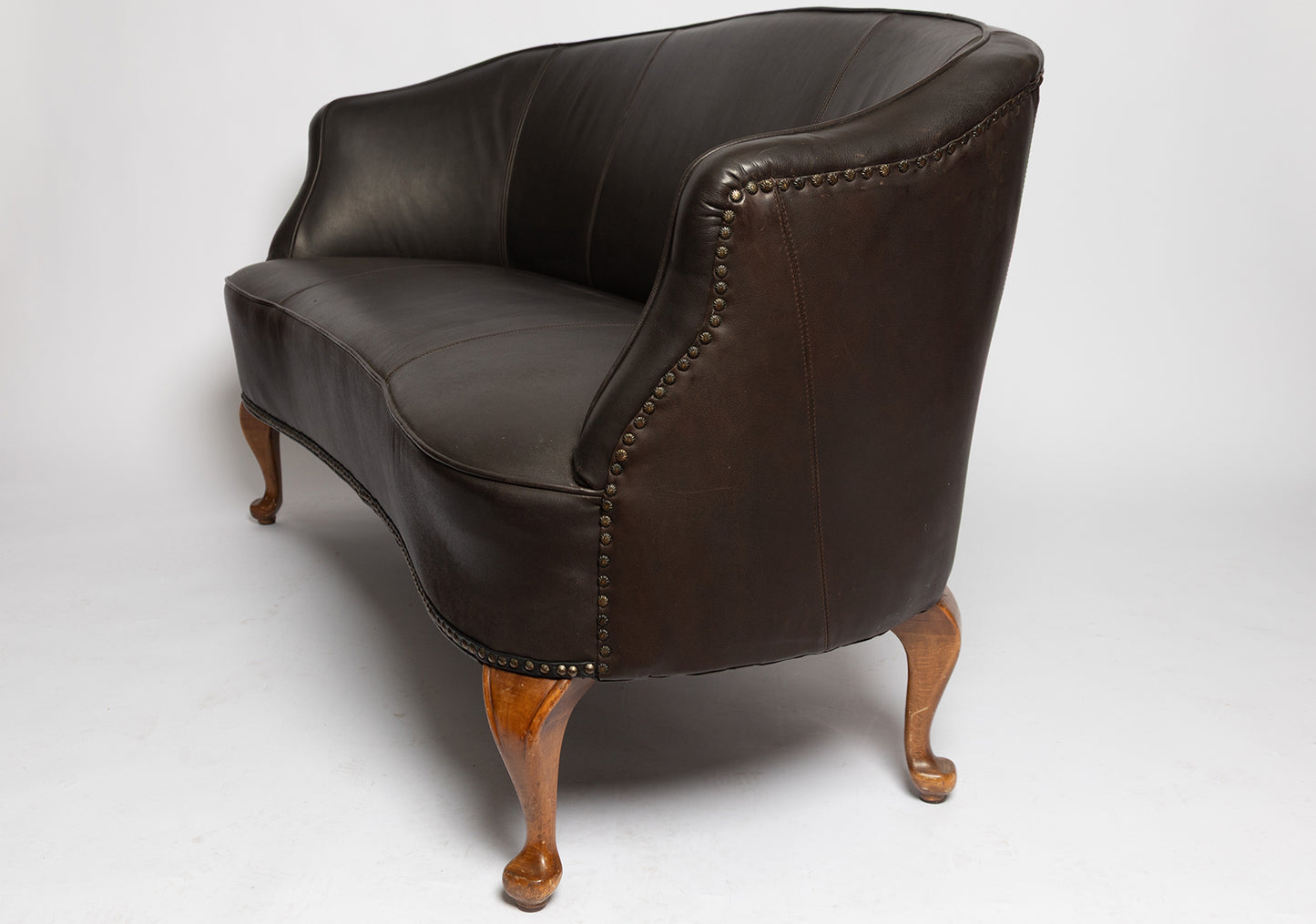 Rundes französisches Sofa aus schwarzem Wasserbüffelleder, 1890
