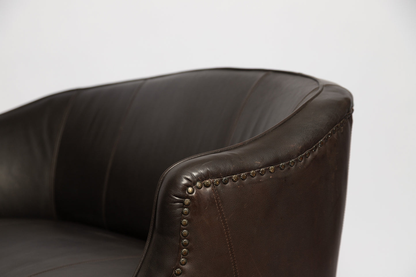 Rundes französisches Sofa aus schwarzem Wasserbüffelleder, 1890