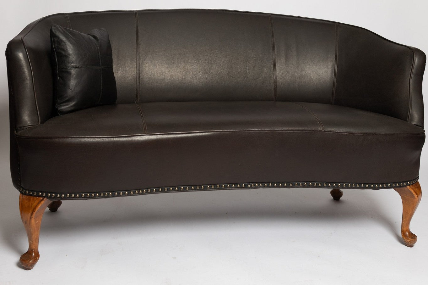 Rundes französisches Sofa aus schwarzem Wasserbüffelleder, 1890