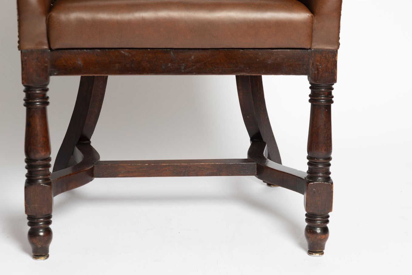 Antike englische Sessel mit runder Rückenlehne aus Leder & Nussholz, 1880er, 2er Set