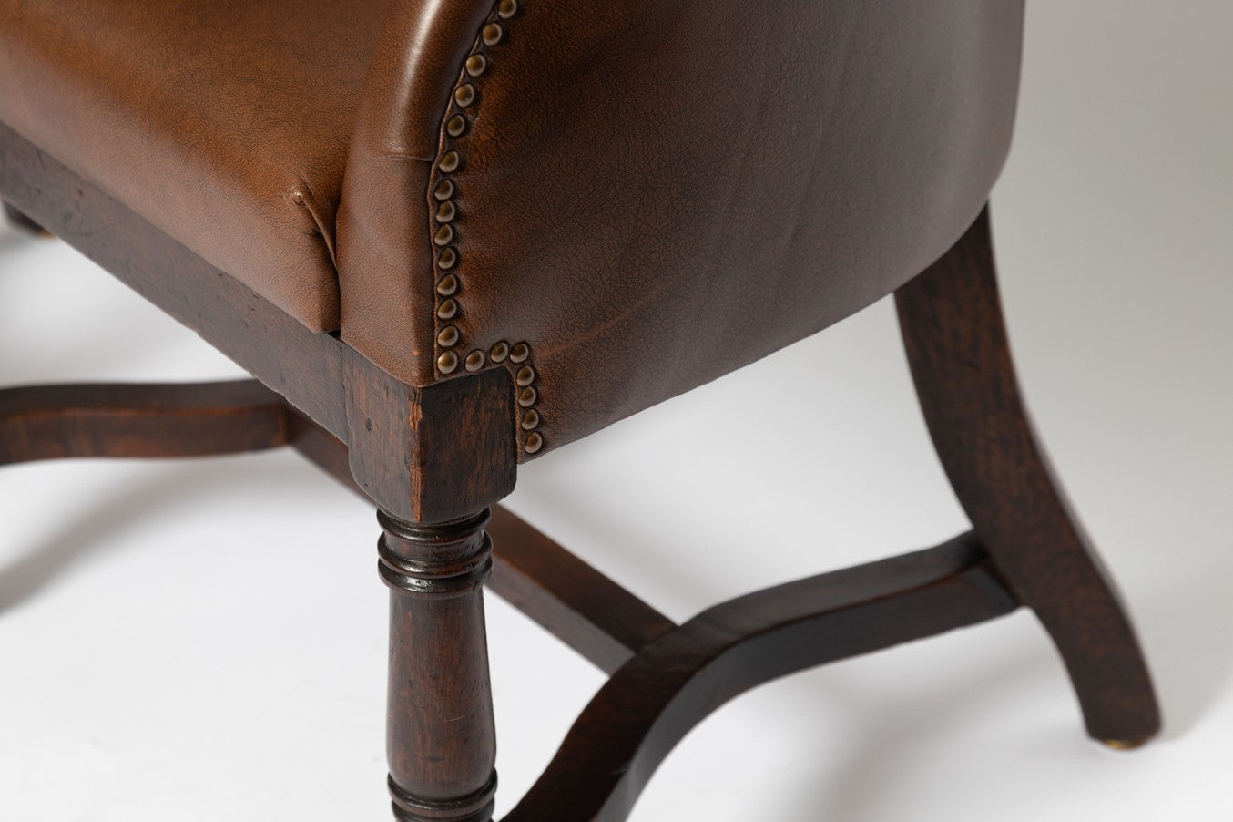 Antike englische Sessel mit runder Rückenlehne aus Leder & Nussholz, 1880er, 2er Set