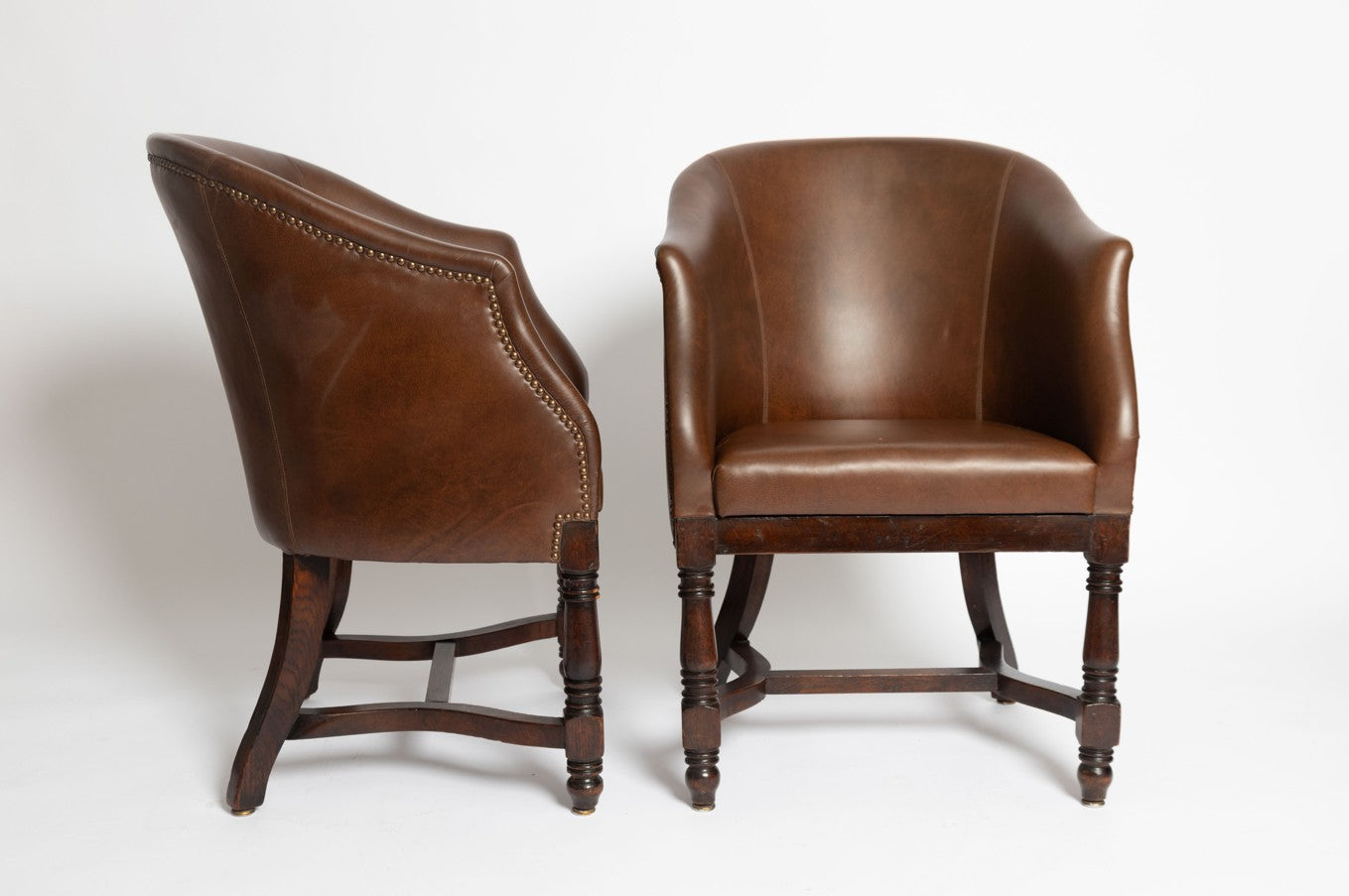 Antike englische Sessel mit runder Rückenlehne aus Leder & Nussholz, 1880er, 2er Set