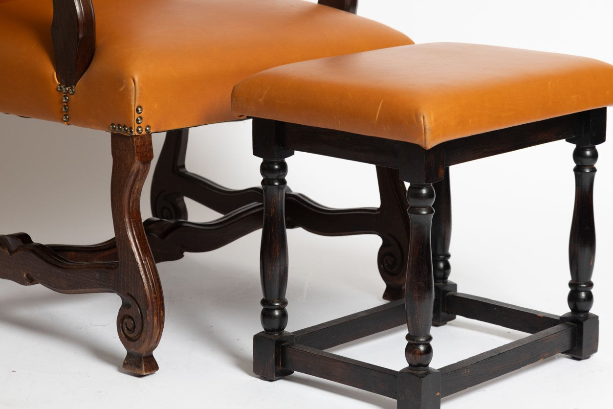 Antiker Italienischer Kaminsessel mit Fußhocker aus Eiche, 1895, 2er Set