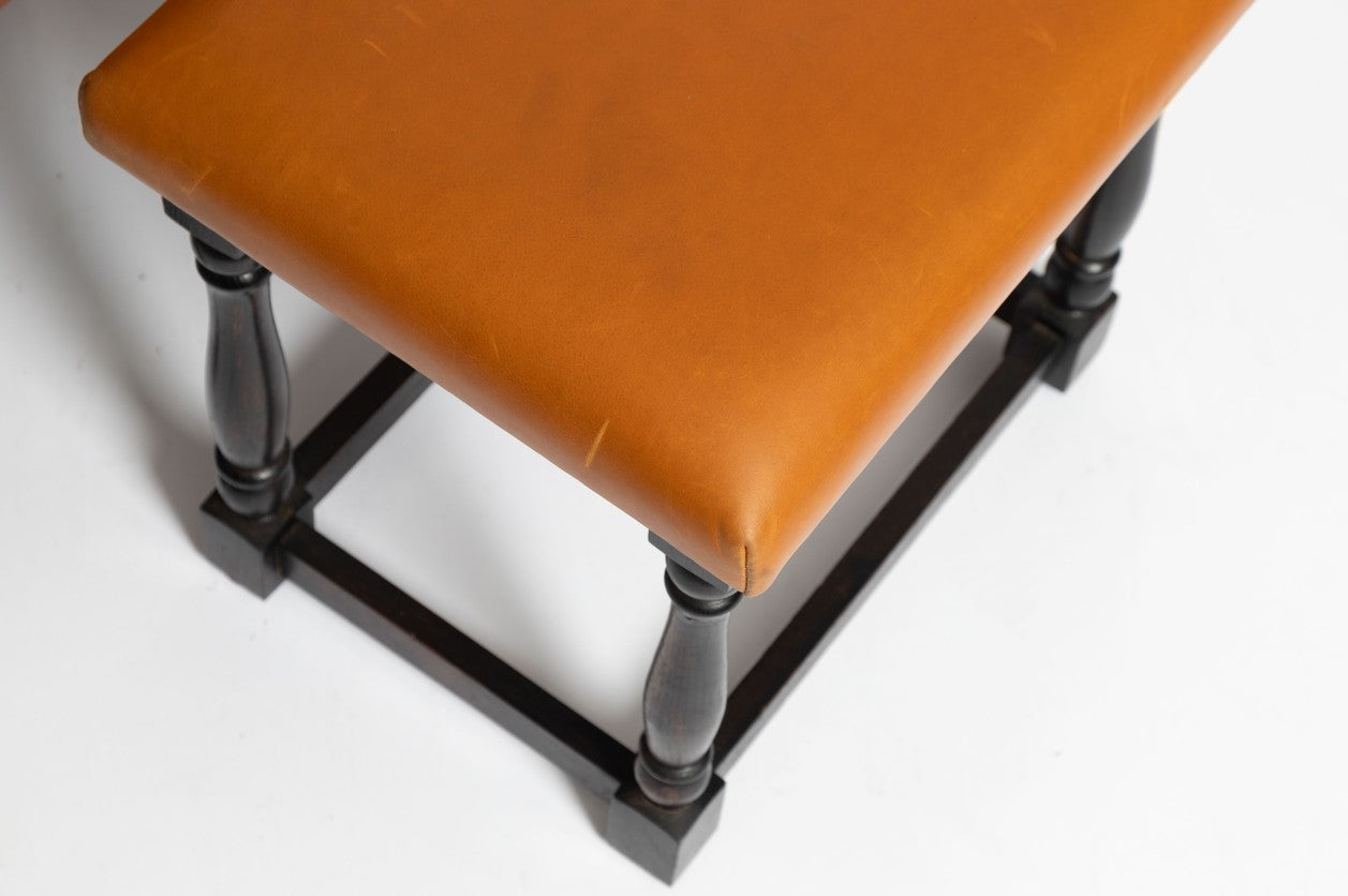 Antiker Italienischer Kaminsessel mit Fußhocker aus Eiche, 1895, 2er Set