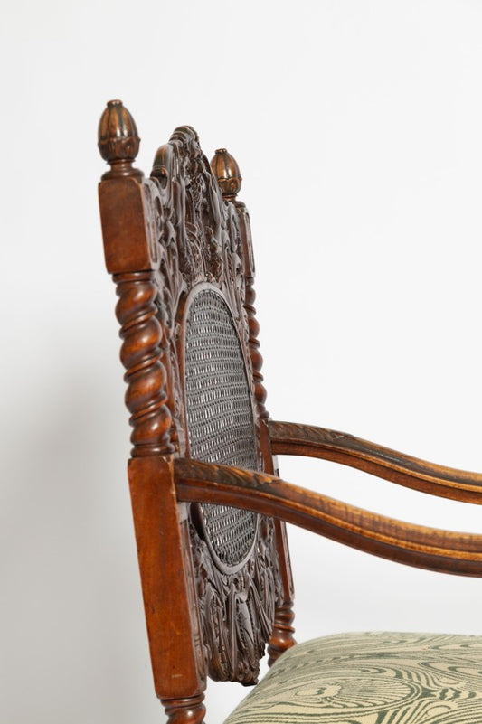 Französischer Armlehnstuhl aus Nussholz, 1680