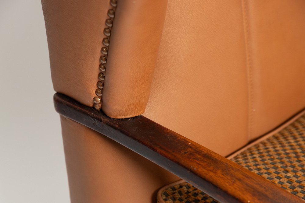 Antiker bequemer Kaminsessel mit Armlehnen aus Holz und losem echtem Daunenkissen, 1900er