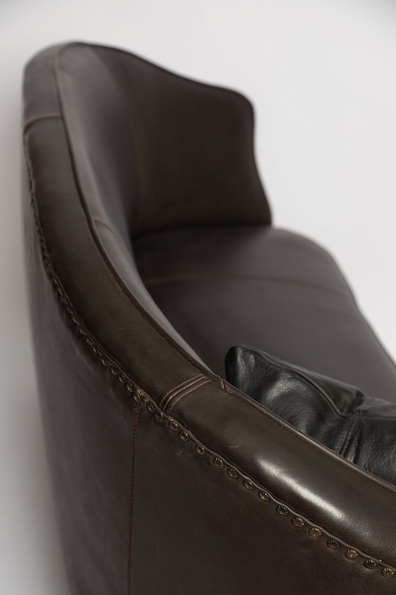 Rundes französisches Sofa aus schwarzem Wasserbüffelleder, 1890
