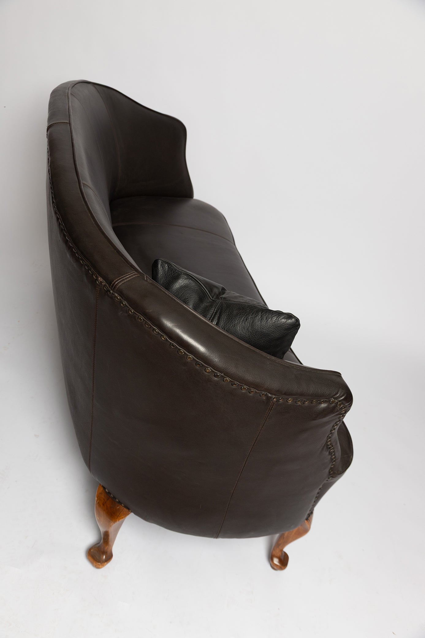 Rundes französisches Sofa aus schwarzem Wasserbüffelleder, 1890