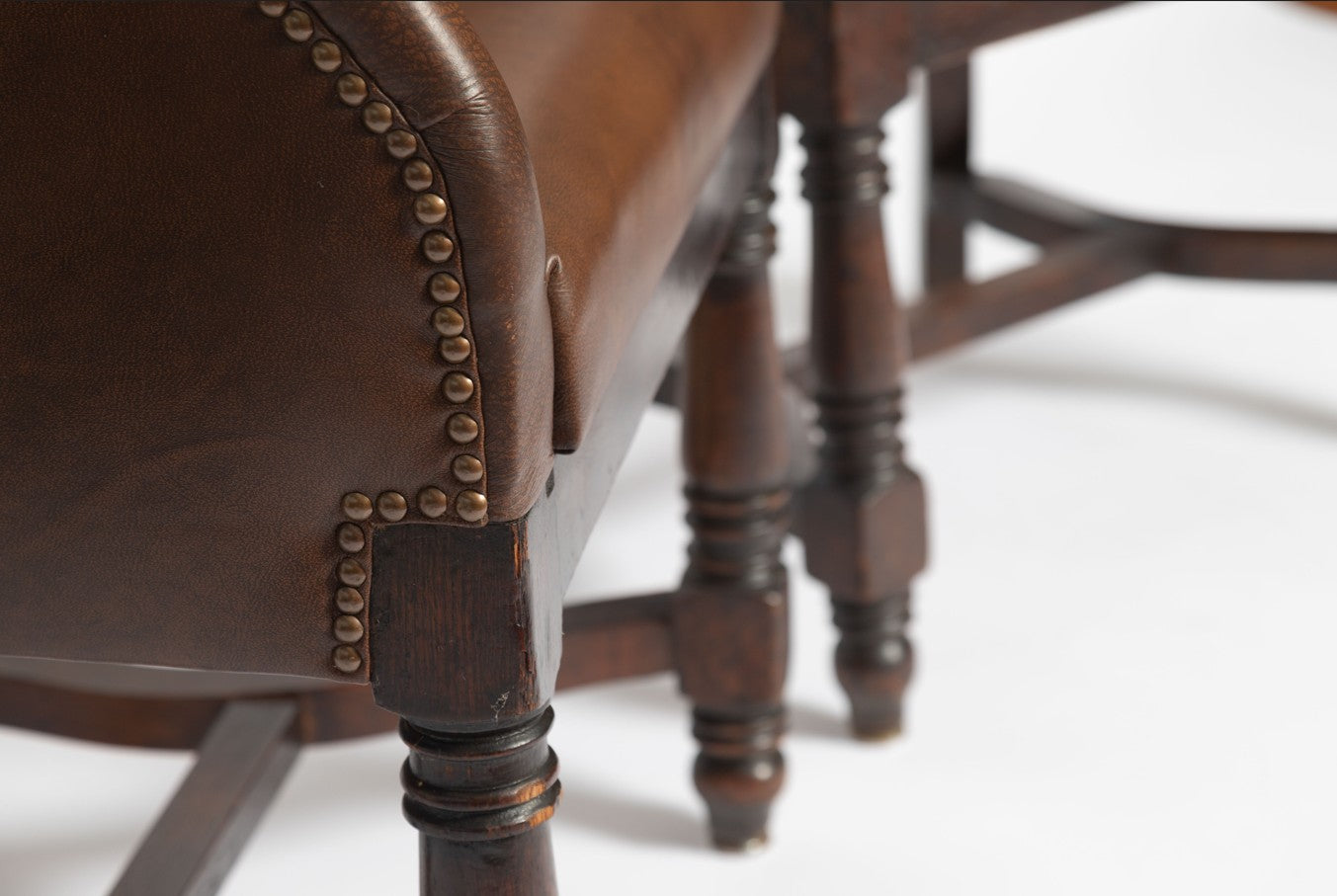 Antike englische Sessel mit runder Rückenlehne aus Leder & Nussholz, 1880er, 2er Set